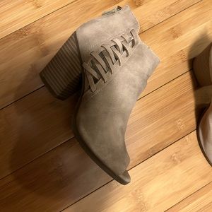 Women shoes Kenneth Cole reaction suede tan- size 7-1/2